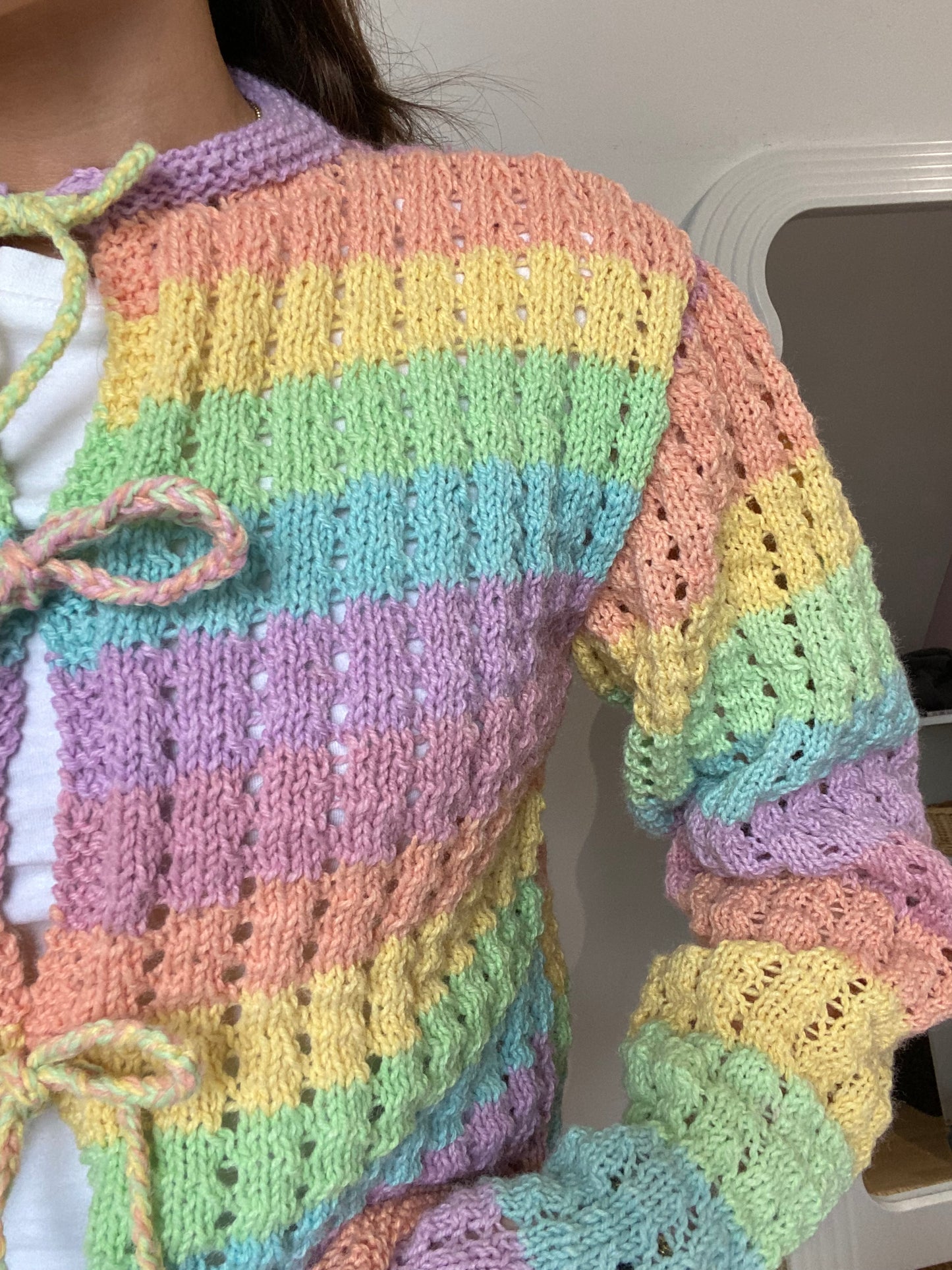 Le petit gilet à noué arc-en-ciel 🌈